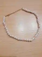 Белый колье-ожерелье из бусин и сердечек