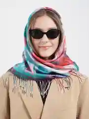 Зеленый платок с бахромой