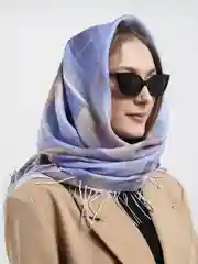 Сиреневый платок с бахромой