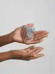 Белый заколка - краб