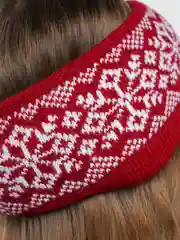 Красный повязка на голову, теплая, вязаная с ушами.