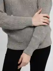 Черный свитер женский