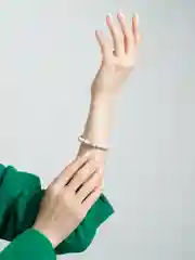 Белый браслет с короной унисекс