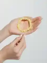 Желтый женский браслет из цветных бусин