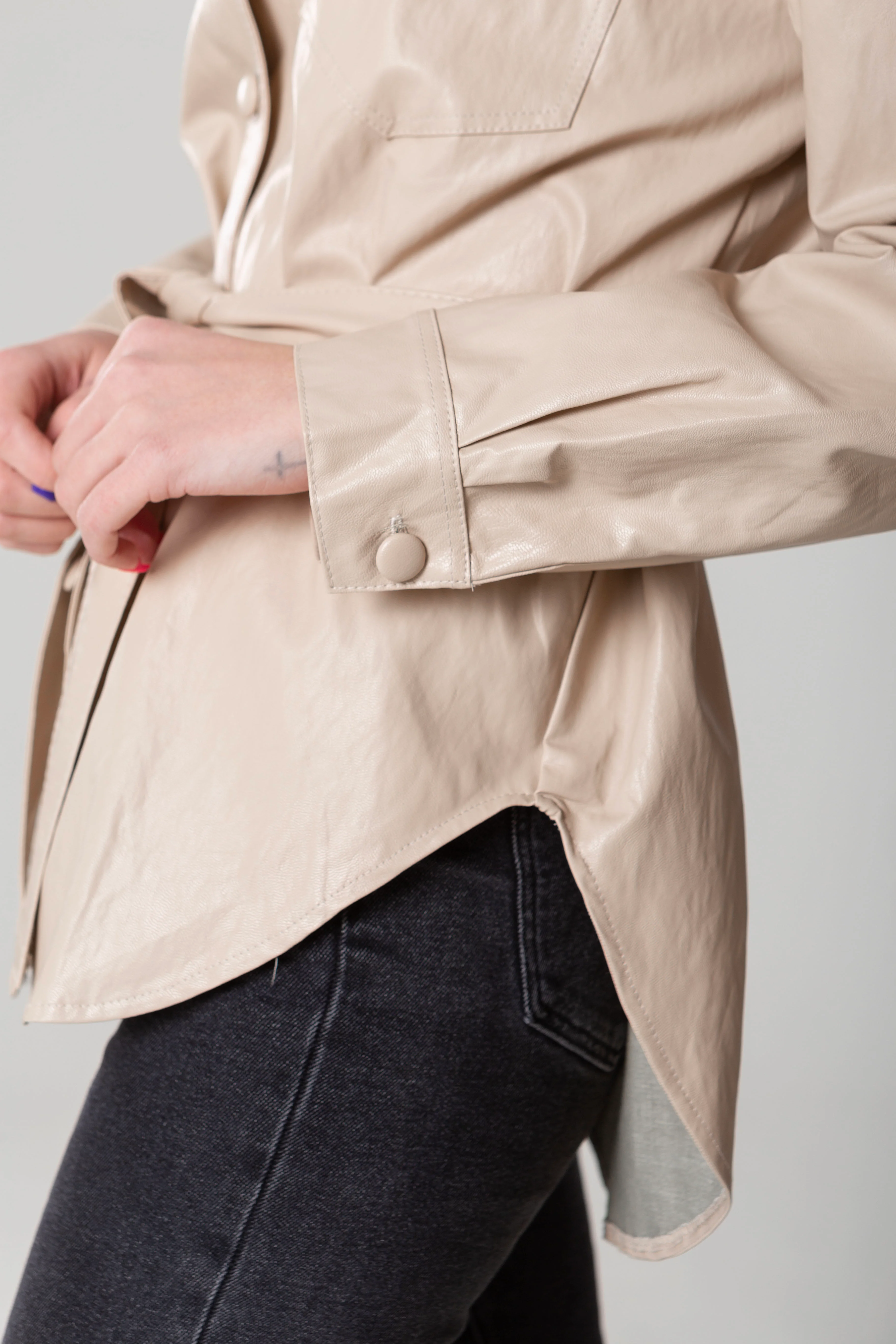 Рубашка женская кожаная с поясом oversize