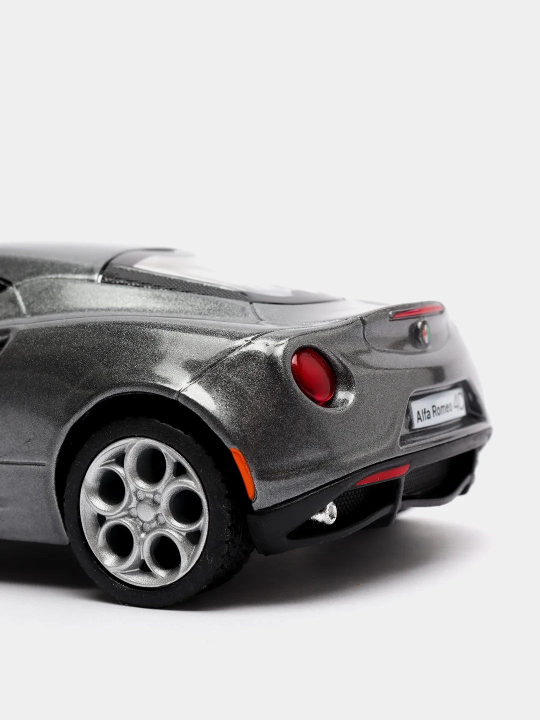 Серый металлическая машинка 2013 Alfa Romeo 4C KT5366D