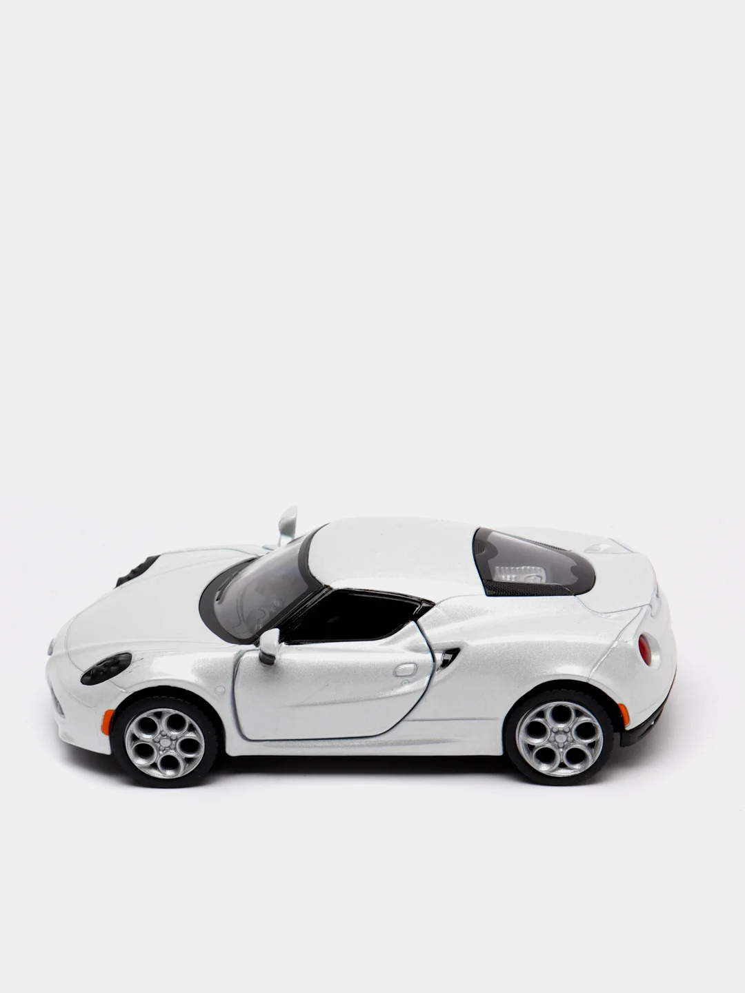 Белый металлическая машинка 2013 Alfa Romeo 4C KT5366D