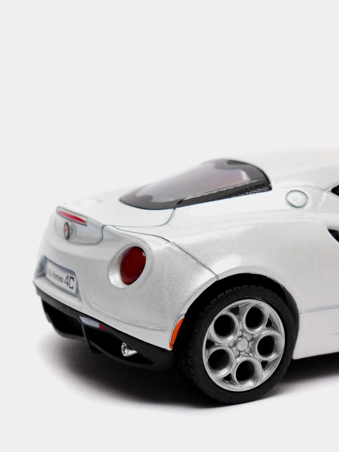 Белый металлическая машинка 2013 Alfa Romeo 4C KT5366D