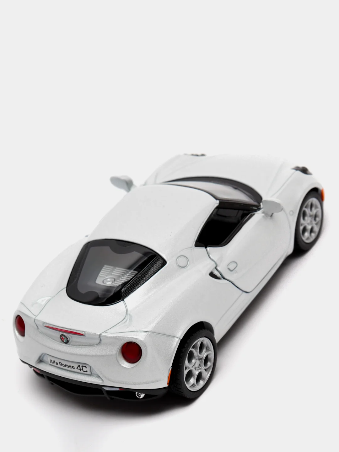 Белый металлическая машинка 2013 Alfa Romeo 4C KT5366D