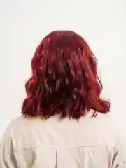 Багровый парик с челкой