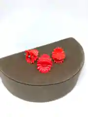 Коралловый заколка-краб "Ромашка", по 3 штуки