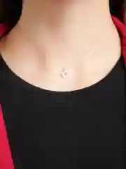 Белый кулон на леске