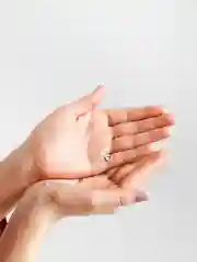 Белый кулон на леске