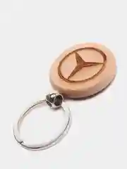 Белый брелок с логотипом автомобиля