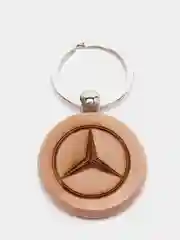 Белый брелок с логотипом автомобиля