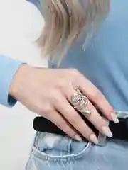 Серебряный кольцо в форме Змеи