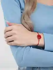 Алый женский браслет