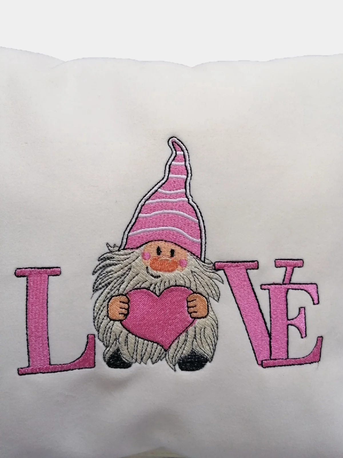 Белый подушка с вышивкой "Гномик Love"