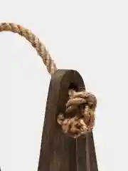 Коричневый деревянный ящик