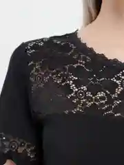 Toп-футболка из вискозы с кружевом