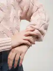 Розовый свитер женский вязаный