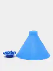 Синий скребок для льда и снега