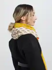 Желтый палантин легкий
