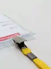 Желтый бейдж
