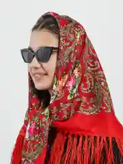 Красный платок женский, в русском стиле, с бахрамой, с цветами
