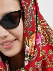 Красный платок женский, в русском стиле, с бахрамой, с цветами