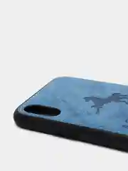 Синий дизайнерский чехол на iPhone с конем