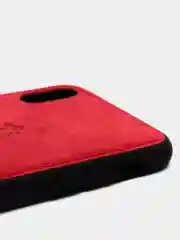 Красный дизайнерский чехол на iPhone с конем
