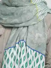 Зеленый палантин легкий