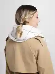 Белый палантин "Графика"