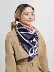 Розовый платок женский