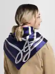 Розовый платок женский