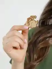 Бордовый значки деревянные "Веселые персонажи"