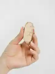 Вишнёвый значки деревянные "Веселые персонажи"