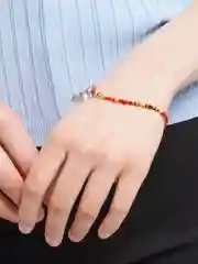 Алый браслет из бисера с подвеской