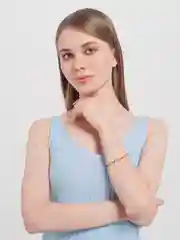 Алый браслет из бисера с подвеской