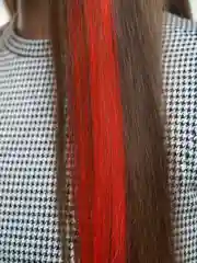 Красный пряди цветные на заколке