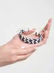 Белый браслет плетеный