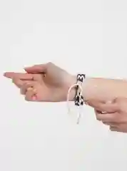 Белый браслет плетеный