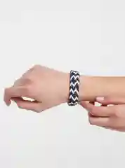 Белый браслет плетеный