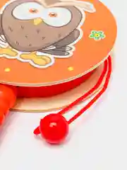 Рыжий игрушечный деревянный барабан
