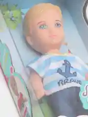 Белый кукла в повседневной одежде, в подарочной упаковке