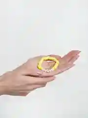 Желтый браслет с бусинами