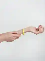 Желтый браслет с бусинами