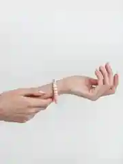 Конфетный браслет с бусинами