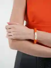 Оранжевый браслет с бусинами